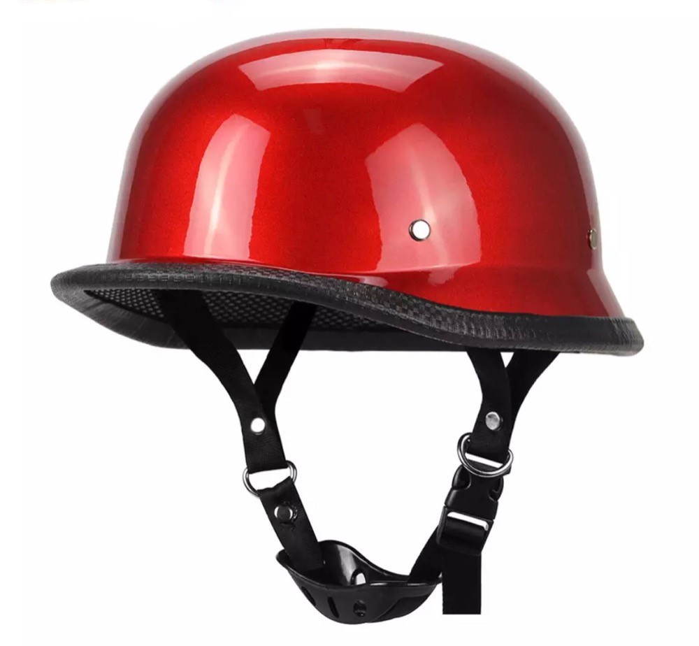Červená retro moto přilba ve stylu německé vojenské helmy