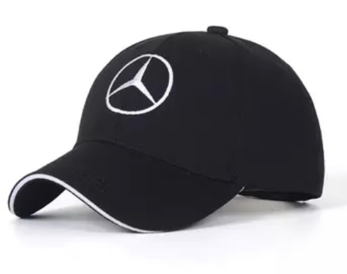Černá kšiltovka s logem známé značky Mercedes Benz