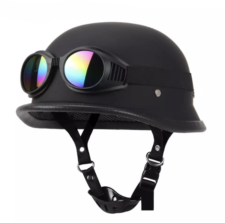 Retro moto přilba s retro brýlemi ve stylu německé vojenské helmy 2 světová válka