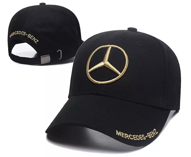 Černá kšiltovka se zlatým logem známé značky Mercedes Benz