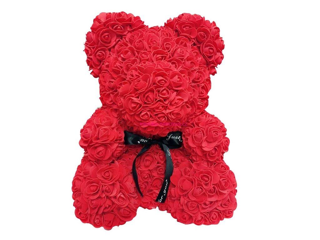 Medvídek z květů růží pro lásku červený